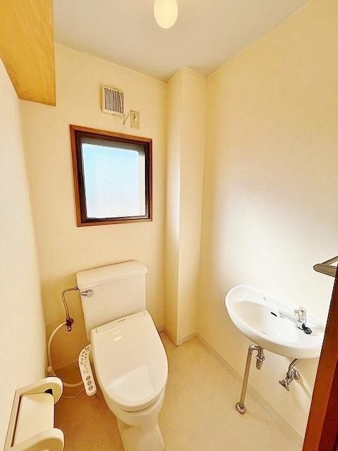【トイレ】　窓付でちょっと広めのトイレ　小さな手洗い場付！