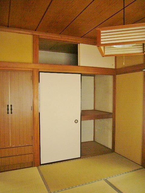 【その他部屋・スペース】　1階和室8帖　押入れは天袋付