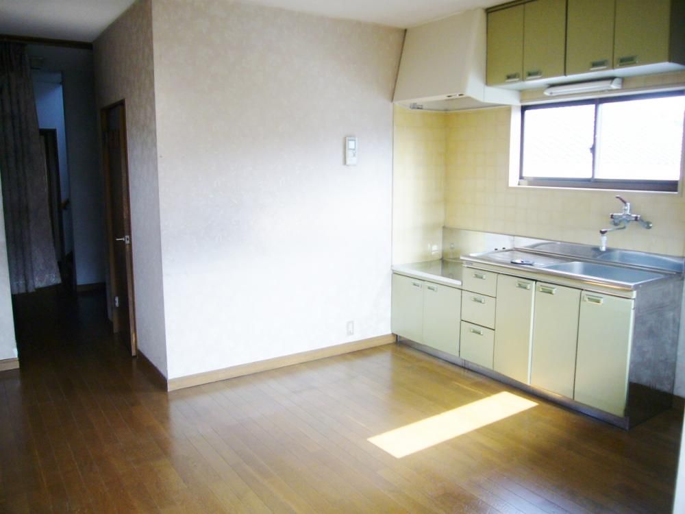 【キッチン】　【居住スペース ２階】明るいDK広々9.5帖　キッチンに窓があるので換気に便利♪
